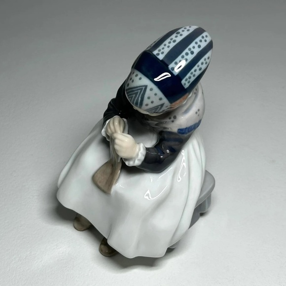 Royal Copenhagen "Amager Girl" Porcelain Figurine, model number 1314 - Picture 8 of 12